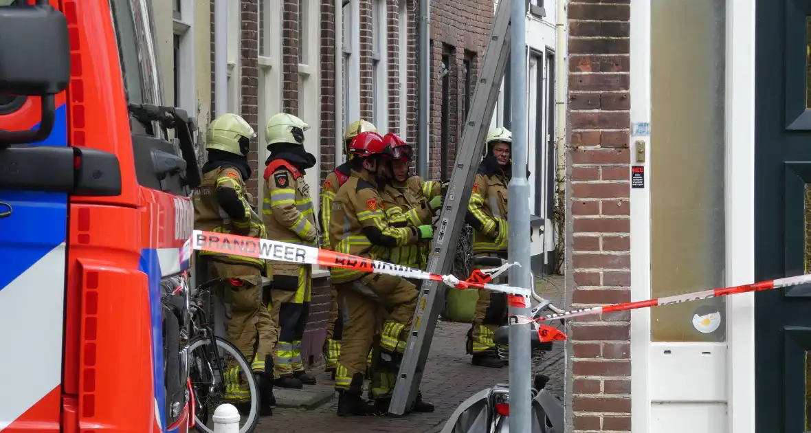 Brandweer haalt losse dakpan van woning Kampen - Foto 3