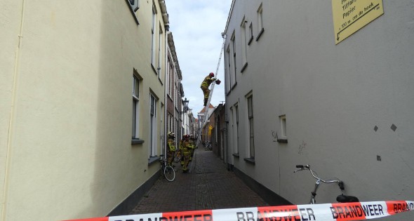Brandweer haalt losse dakpan van woning Kampen