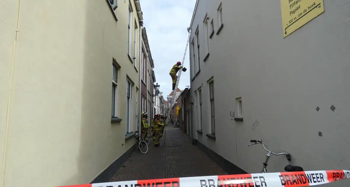 Brandweer haalt losse dakpan van woning Kampen - Foto 4