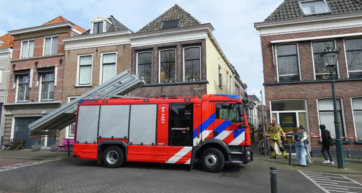 Brandweer haalt losse dakpan van woning Kampen - Foto 5