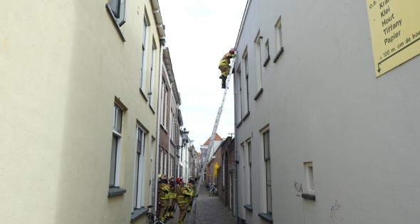 Brandweer haalt losse dakpan van woning Kampen - Afbeelding 6
