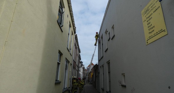 Brandweer haalt losse dakpan van woning Kampen - Afbeelding 7
