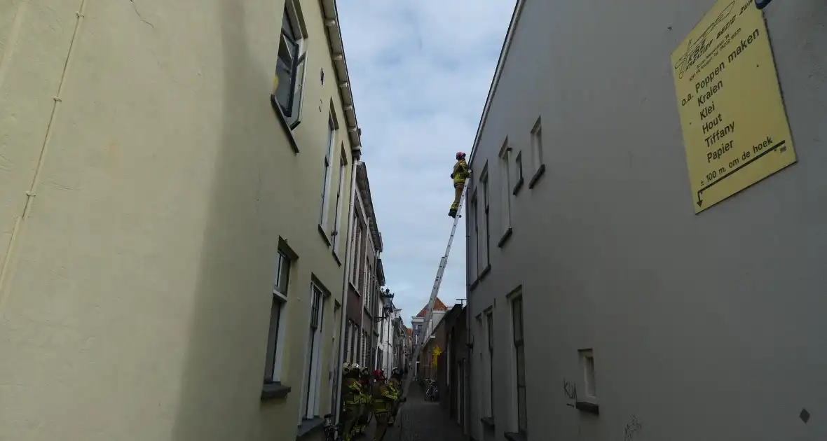 Brandweer haalt losse dakpan van woning Kampen - Foto 7