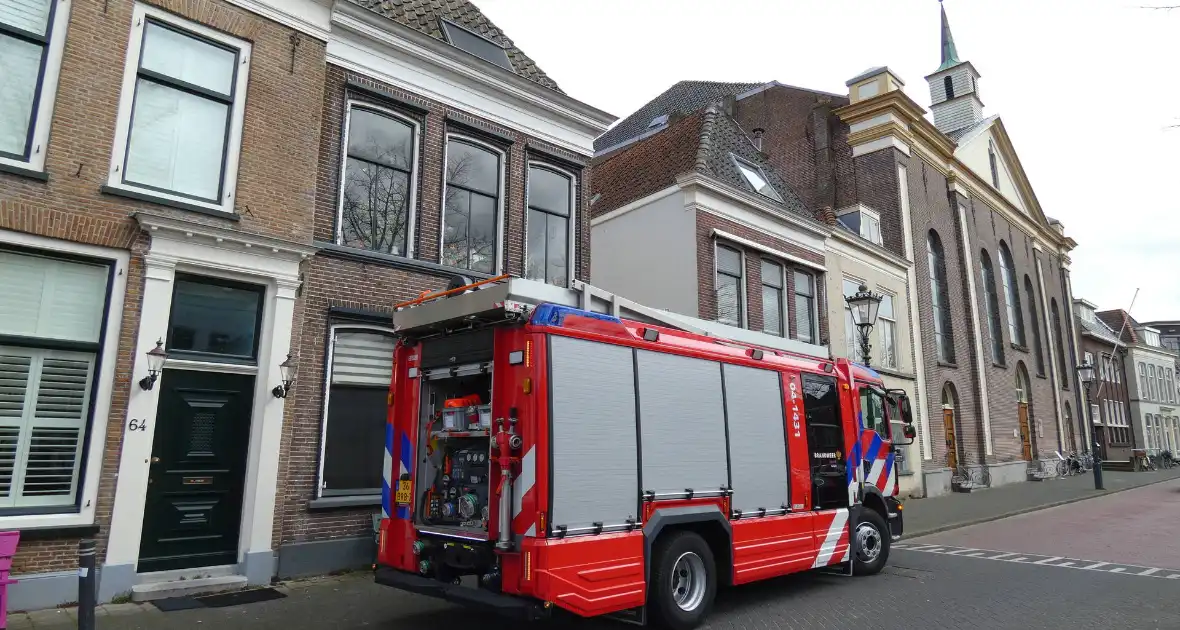 Brandweer haalt losse dakpan van woning Kampen - Foto 8