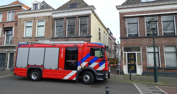 Brandweer haalt losse dakpan van woning Kampen