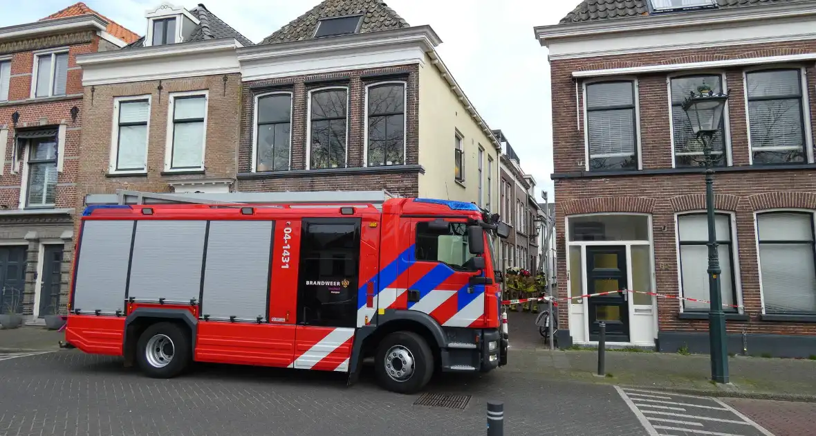 Brandweer haalt losse dakpan van woning Kampen - Foto 9