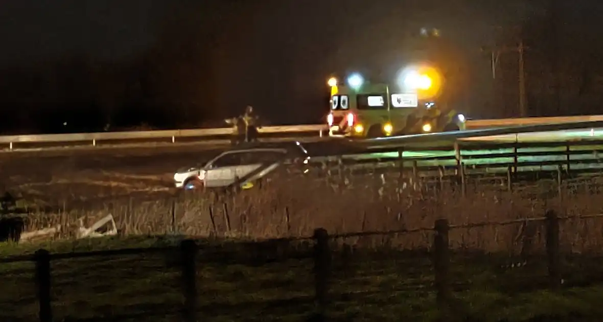 Voertuig raakt van snelweg