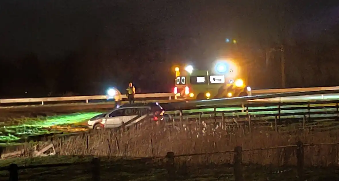 Voertuig raakt van snelweg - Foto 1