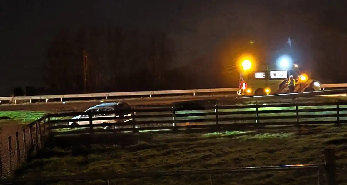 Voertuig raakt van snelweg - Foto 2