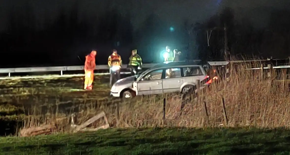 Voertuig raakt van snelweg - Foto 3