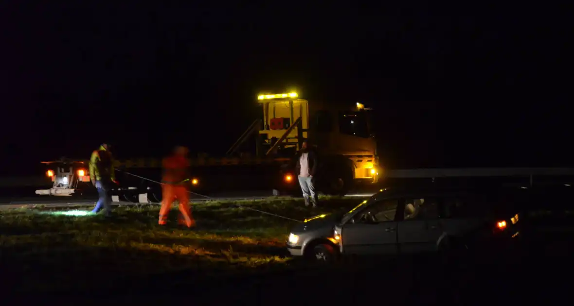 Voertuig raakt van snelweg - Foto 6