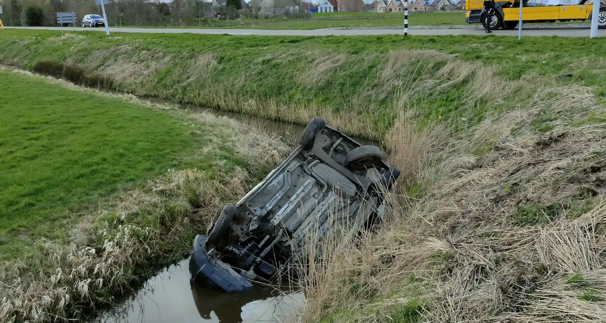 Bestelbus belandt in de sloot na botsing met auto - Foto 1