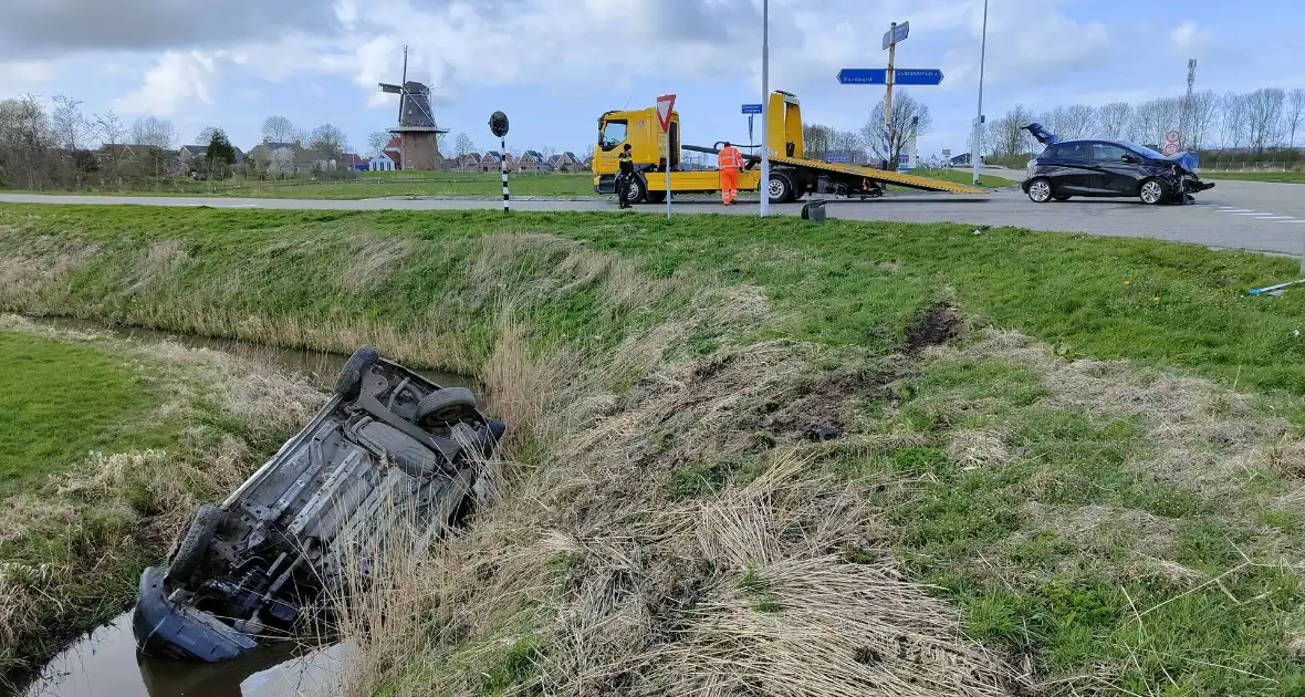 Bestelbus belandt in de sloot na botsing met auto - Foto 2