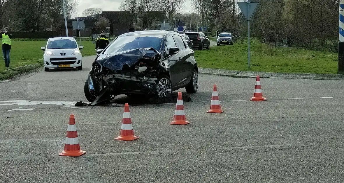 Bestelbus belandt in de sloot na botsing met auto - Foto 3