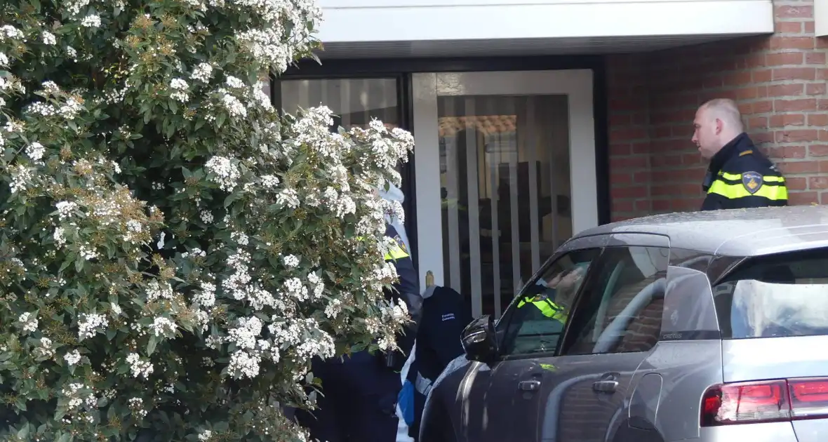 Overleden man aangetroffen in woning, politie start onderzoek - Foto 7