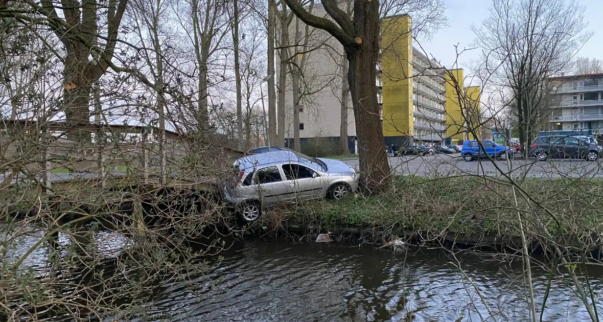 Auto vast tussen boom en brug, inzittenden slaan op de vlucht - Foto 2