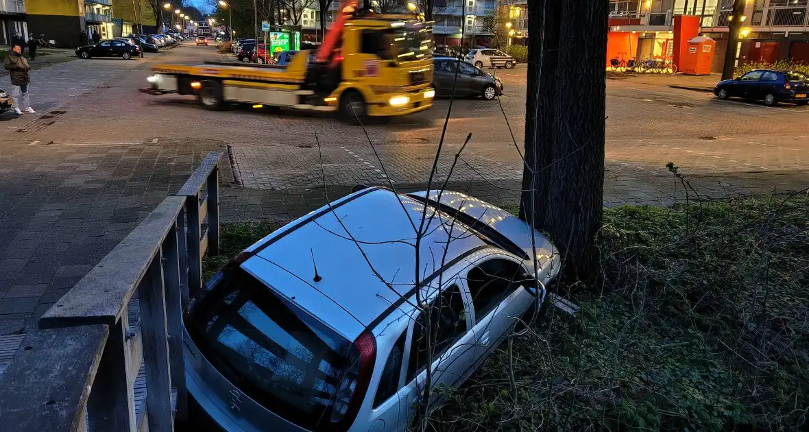 Auto vast tussen boom en brug, inzittenden slaan op de vlucht - Foto 5