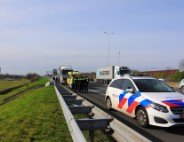 Auto vast onder vrachtwagen oplegger