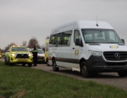 Taxibus raakt van de weg en ramt paaltjes