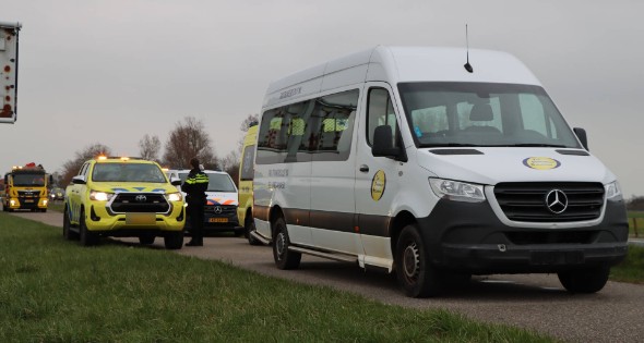 Taxibus raakt van de weg en ramt paaltjes