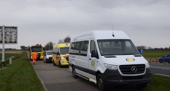 Taxibus raakt van de weg en ramt paaltjes - Afbeelding 1