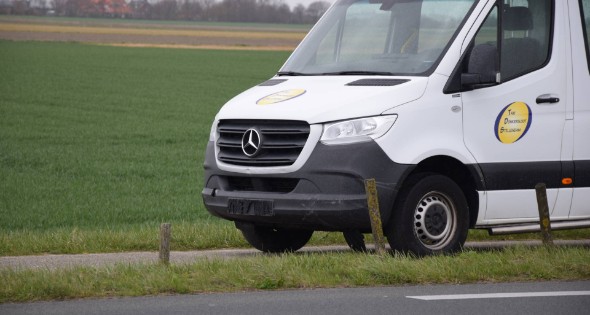 Taxibus raakt van de weg en ramt paaltjes - Afbeelding 2