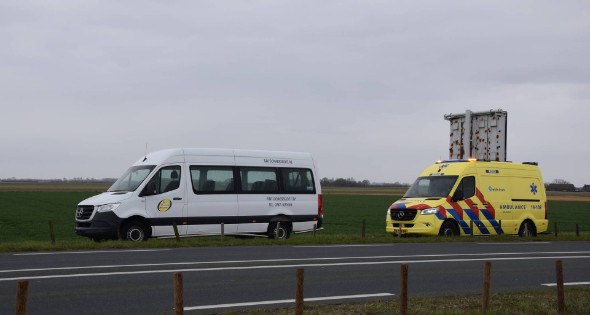 Taxibus raakt van de weg en ramt paaltjes - Afbeelding 4