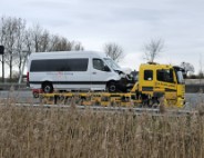 Twee taxibussen en personenauto in botsing