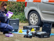 Forensische Opsporing onderzoekt wapen na aanhoudingen