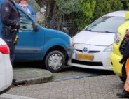 Automobilist botst op geparkeerde voertuig