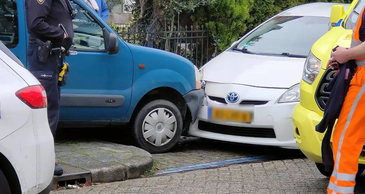 Automobilist botst op geparkeerde voertuig