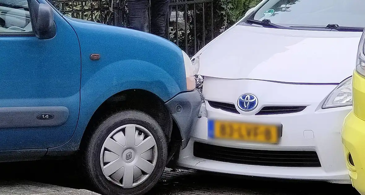 Automobilist botst op geparkeerde voertuig - Foto 1