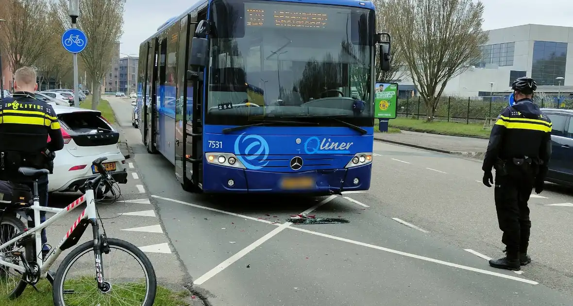 Automobilist botst op lijnbus