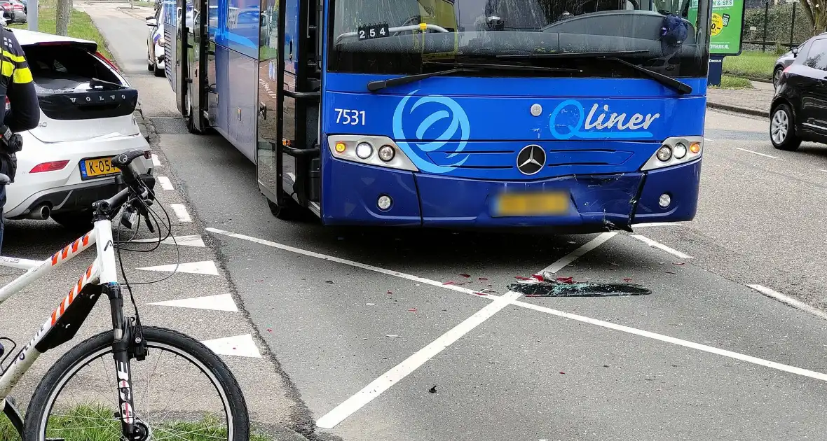 Automobilist botst op lijnbus - Foto 1