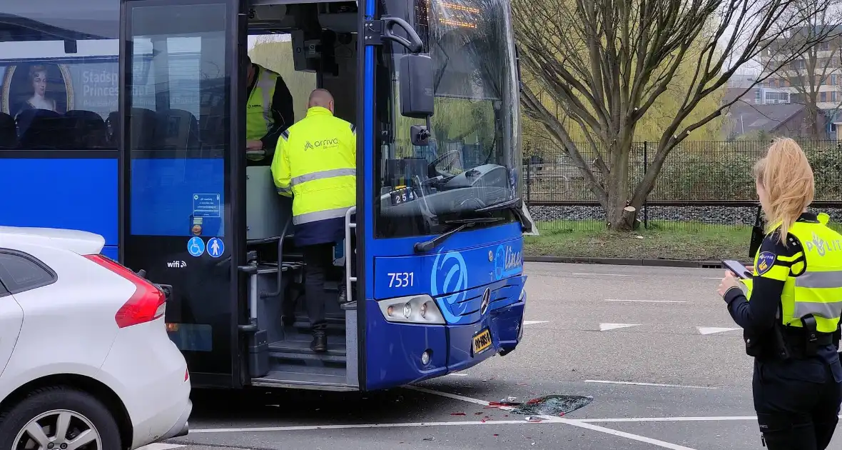 Automobilist botst op lijnbus - Foto 2