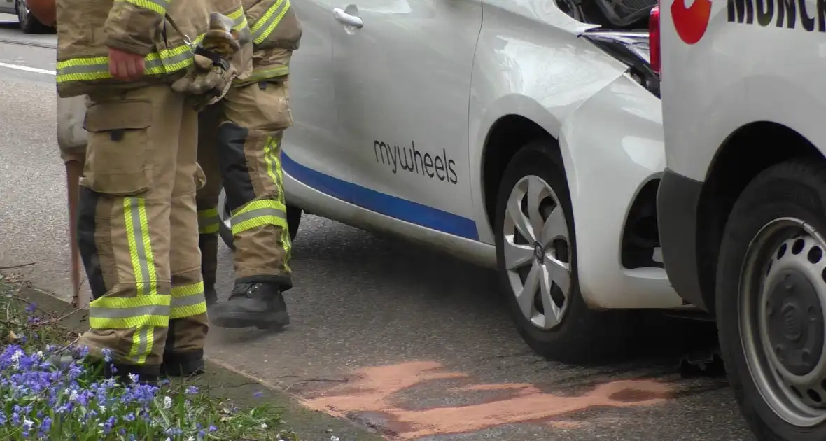 Kop-staart botsing tussen taxibus en personenwagen - Foto 3