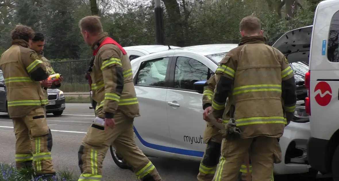 Kop-staart botsing tussen taxibus en personenwagen - Foto 4