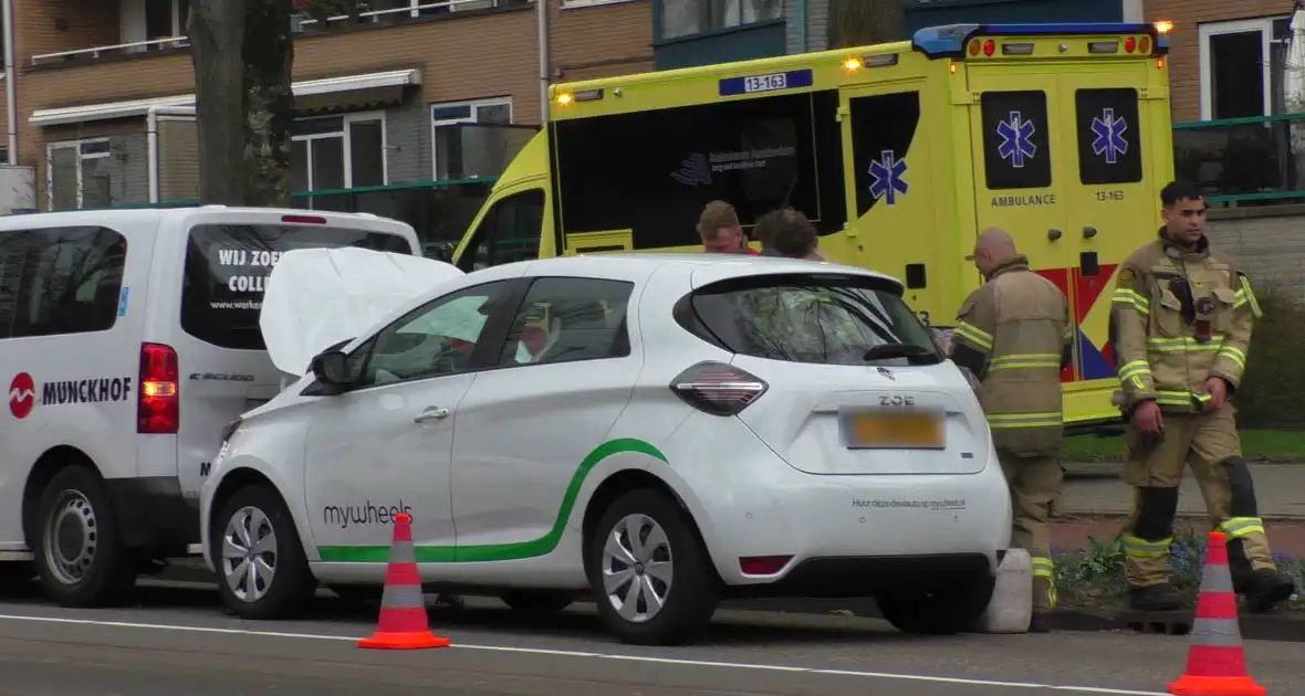 Kop-staart botsing tussen taxibus en personenwagen - Foto 6