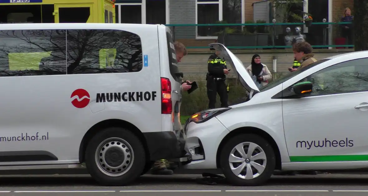 Kop-staart botsing tussen taxibus en personenwagen - Foto 8