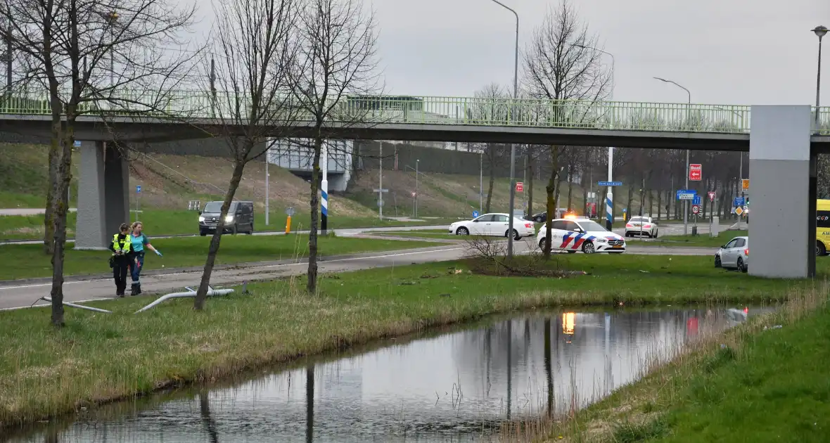 Auto botst op lantaarnpaal en boom