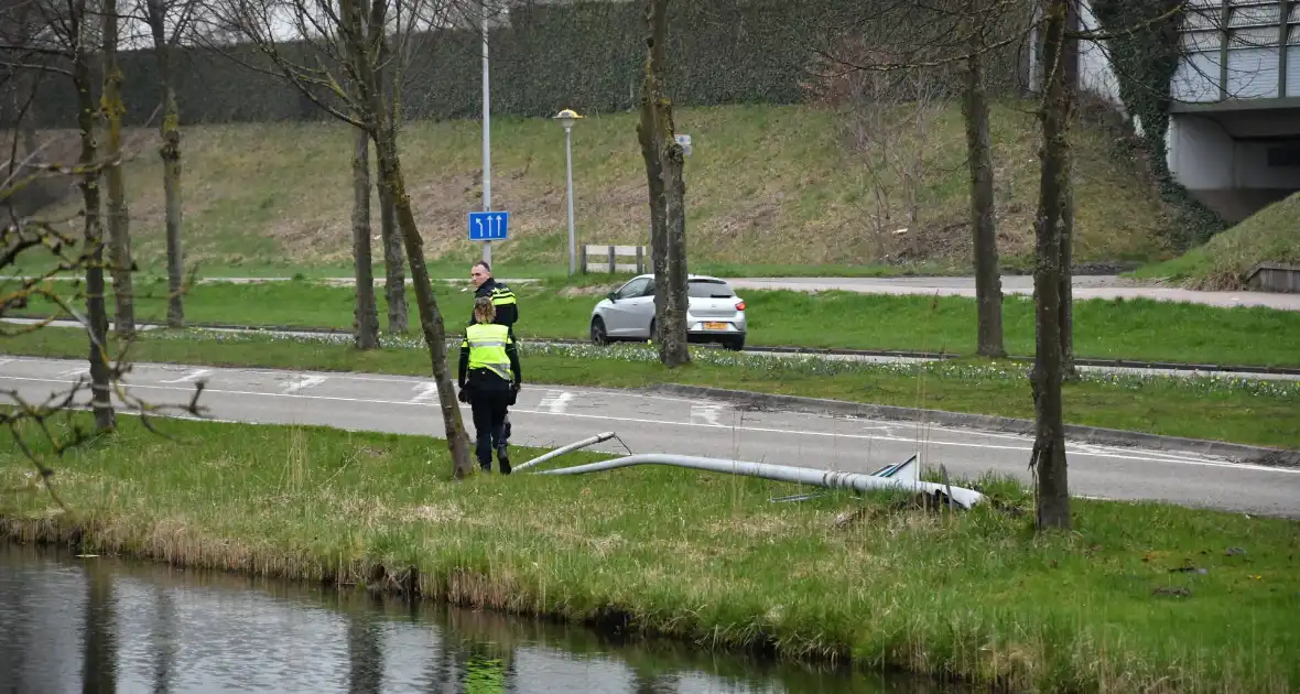 Auto botst op lantaarnpaal en boom - Foto 3