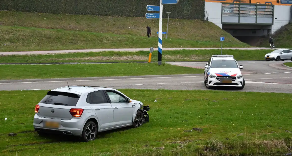 Auto botst op lantaarnpaal en boom - Foto 4