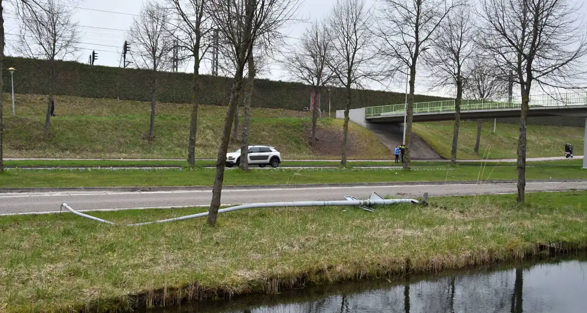 Auto botst op lantaarnpaal en boom - Foto 5