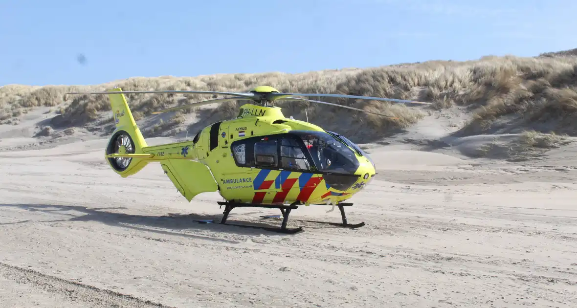 Traumahelikopter landt op het strand - Foto 1