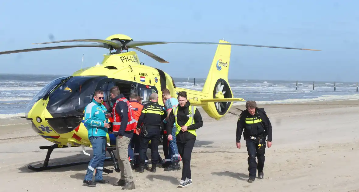 Traumahelikopter landt op het strand - Foto 6