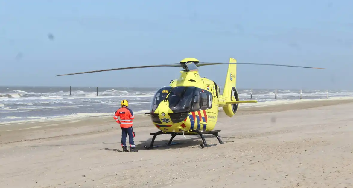 Traumahelikopter landt op het strand - Foto 7