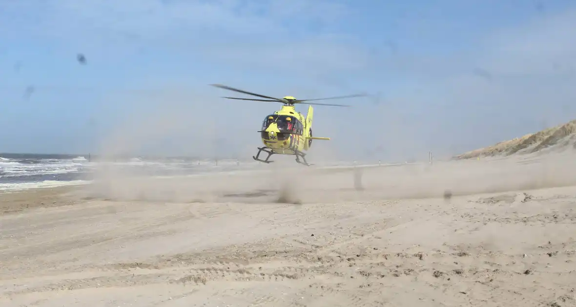 Traumahelikopter landt op het strand - Foto 8