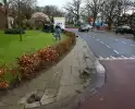 Bakwagen rijdt palen uit de grond en belandt in voortuin