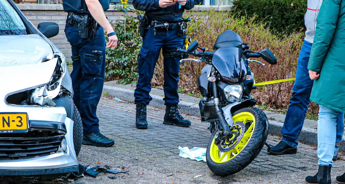 Flinke schade na aanrijding tussen auto en motor