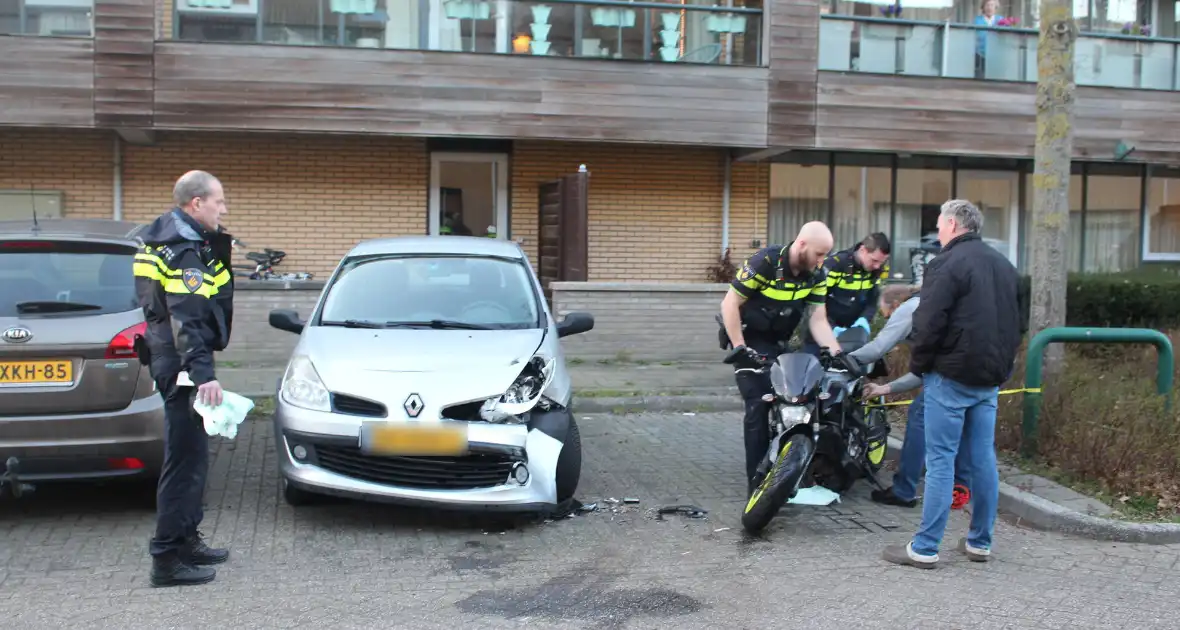 Flinke schade na aanrijding tussen auto en motor - Foto 1